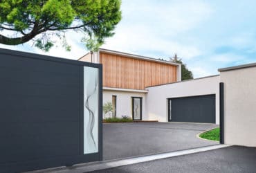 Solabaie, vous accompagnent dans vos projets porte d'entrée, porte de garage et portail sur-mesure et fabriqué en France